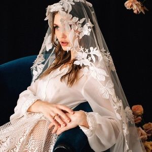 Floral graphic lace mantilla veil